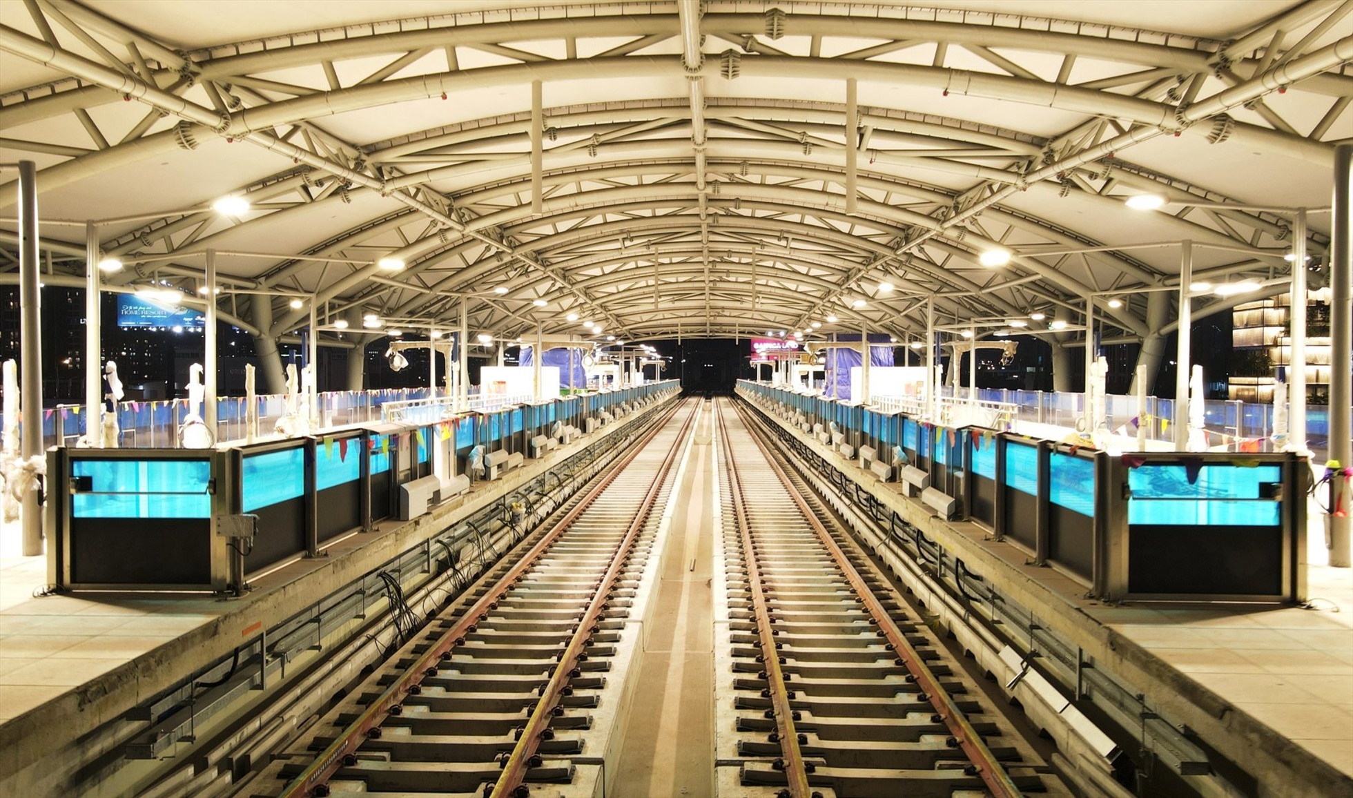 Đường ray và khu vực nhà ga metro