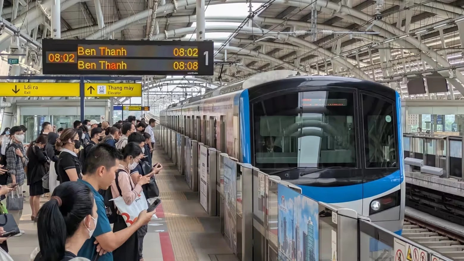 Tàu metro số 1 tại nhà ga trên cao