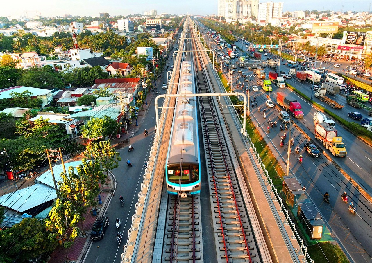 Đoàn tàu metro trên đoạn đường sắt đô thị trên cao